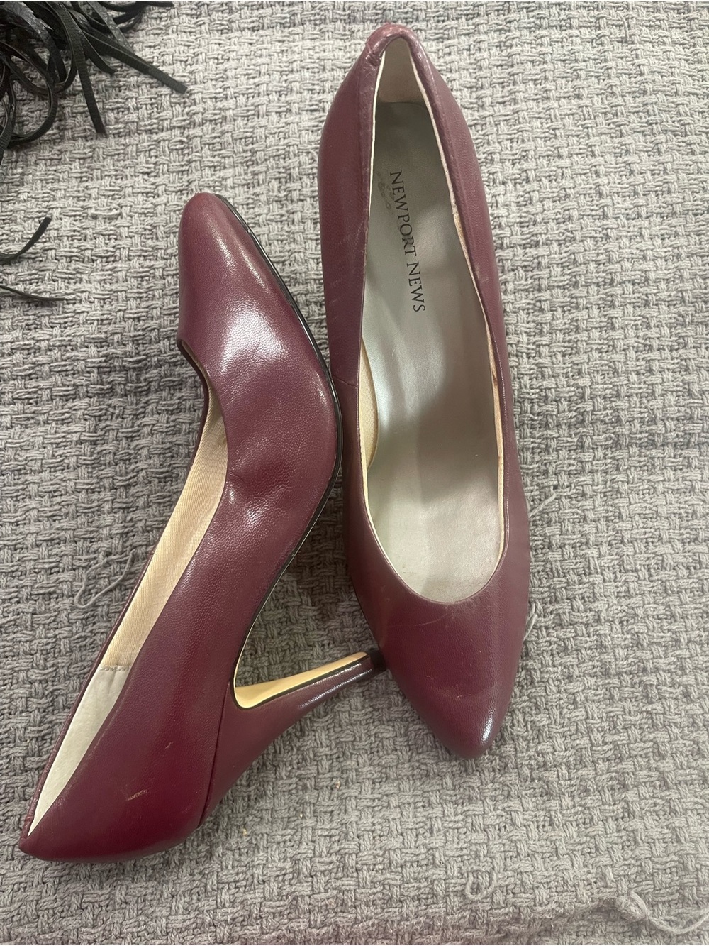 Newport News Women's Burgundy Pointed-Toe Pumps size 9